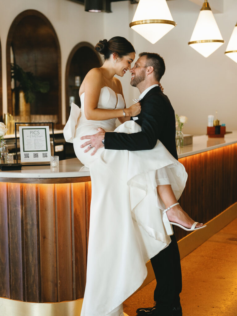 Couple kissing at bar in Saint Elle