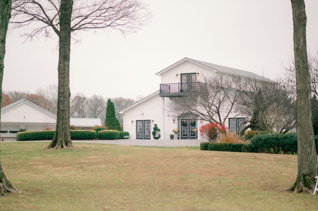 A picture of Southern Springs Events venue from the ceremony space. 